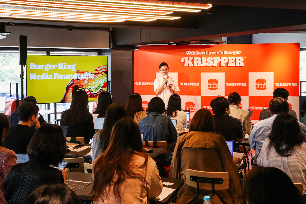 4월 23일 버거킹 약수역점에서 열린 기자간담회에서 이성하 CMO가 브랜드 전략과 함께 신메뉴 ‘크리스퍼’와 ‘킹퓨전’의 기획 배경을 설명하고 있다.