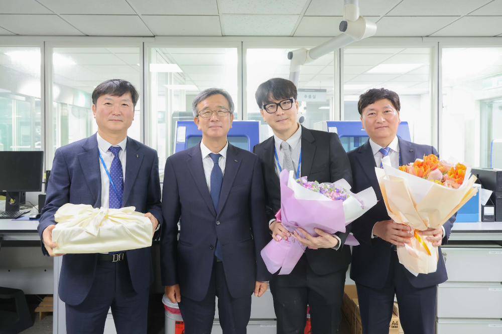 말 DNA검사 시약 해외 수출 관련 칭찬간담회 직후 기념 사진(왼쪽부터 유준동 소장, 정기환 회장, 최대하 과장, 강신욱 부장)