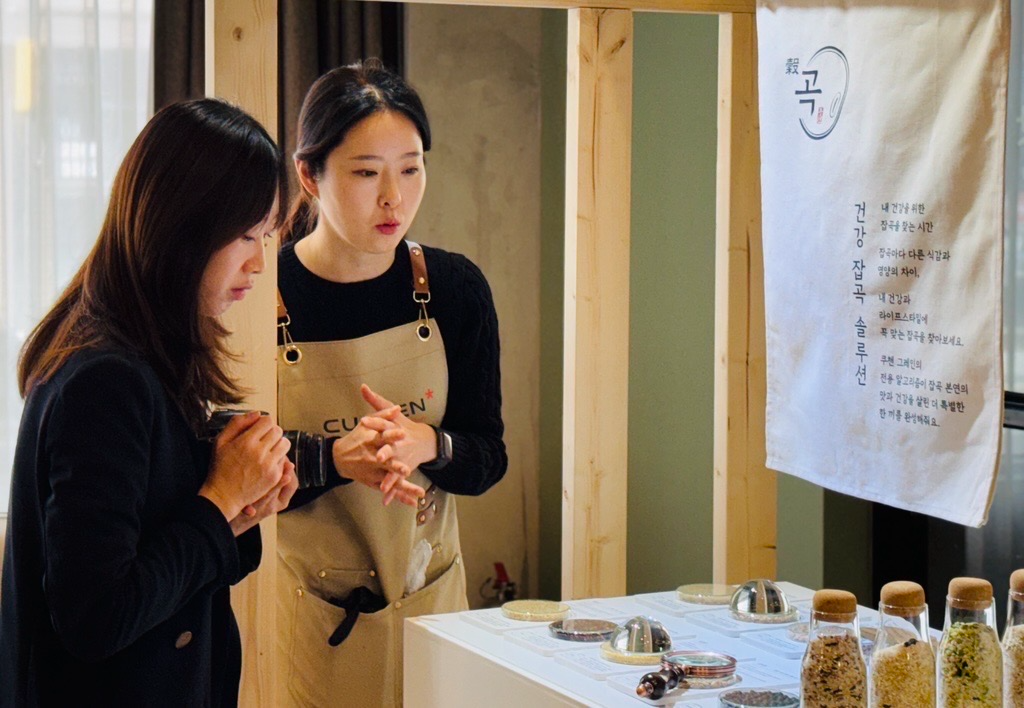 팝업 참가자들이 전시 공간을 둘러보고 있다.