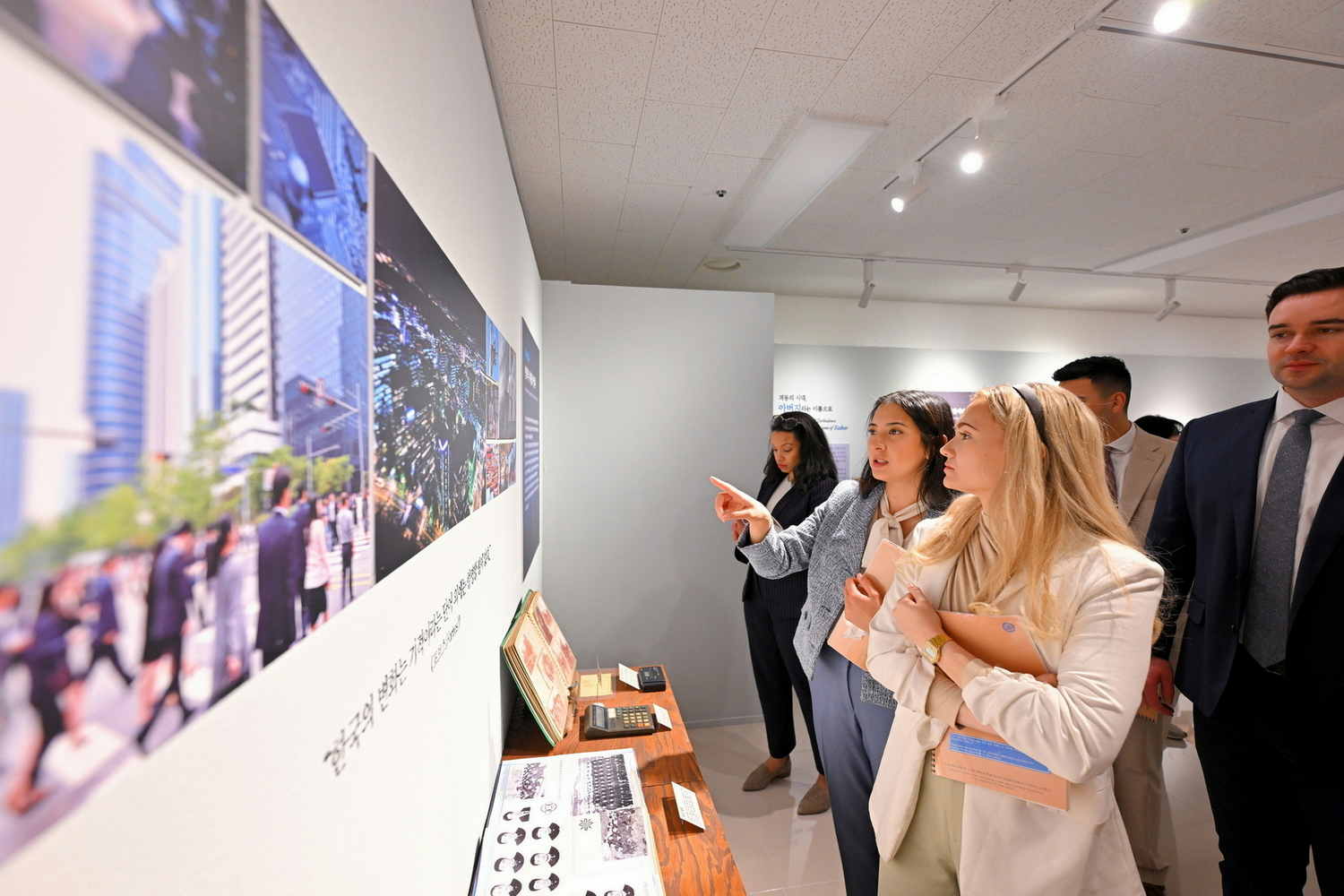 '진심, 아버지를 읽다'전을 찾아 전시품을 살피는 하나님의 교회 82차 해외성도방문단.