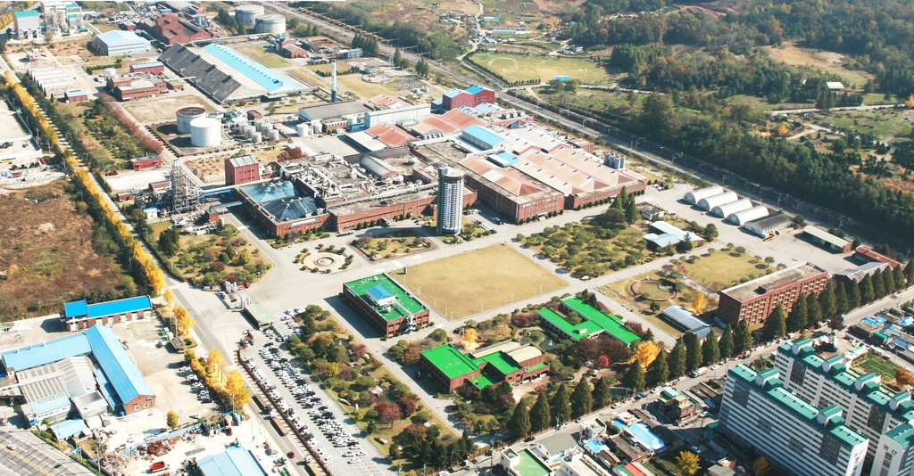 충주 코스모신소재 공장.