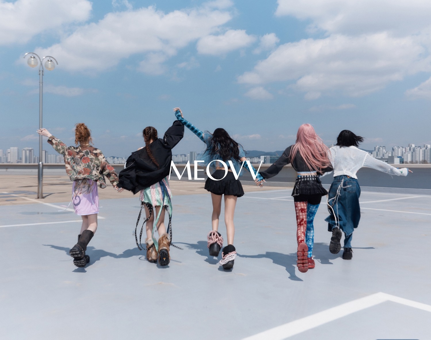 MEOVV(미야오), 타이틀곡 ‘DROP TOP’ 두 번째 콘셉트 포토 공개…‘청량함 가득’