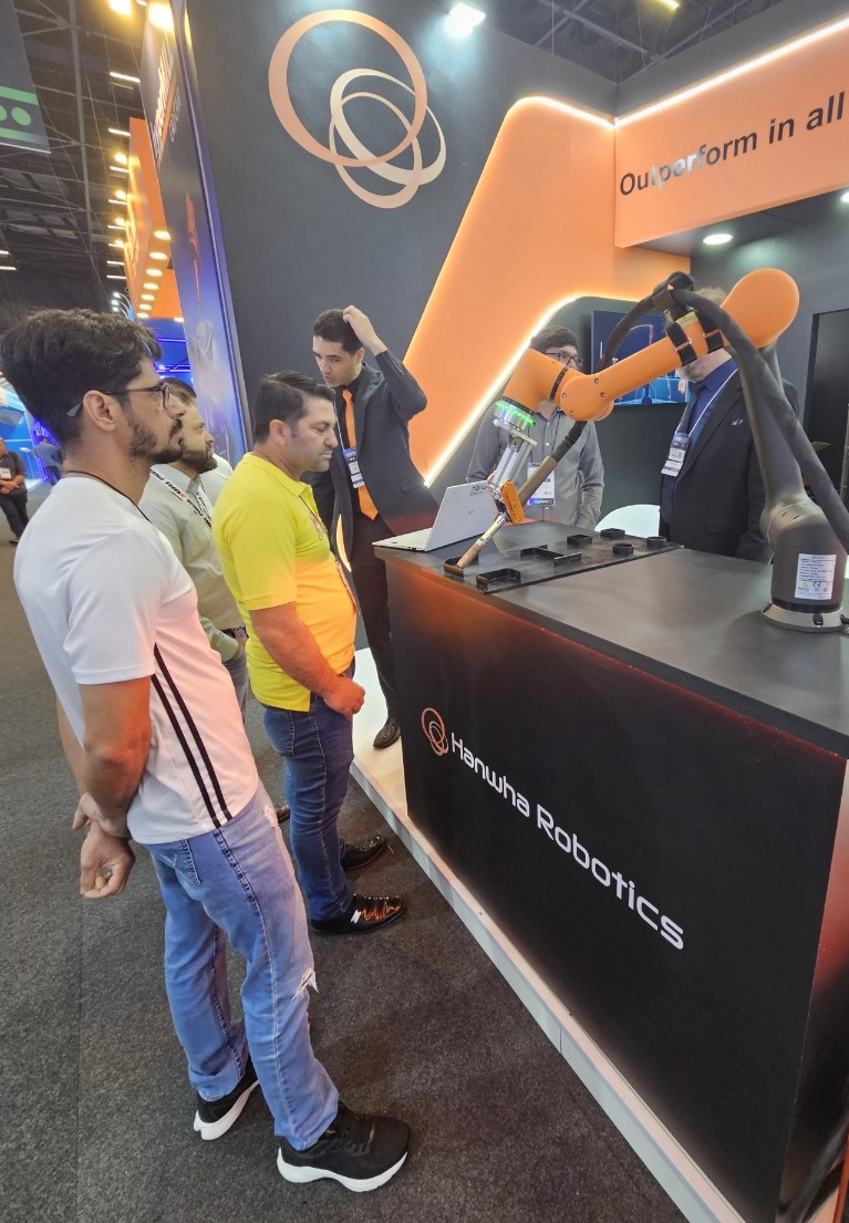 한화로보틱스의 용접 시연을 지켜보는 관람객들