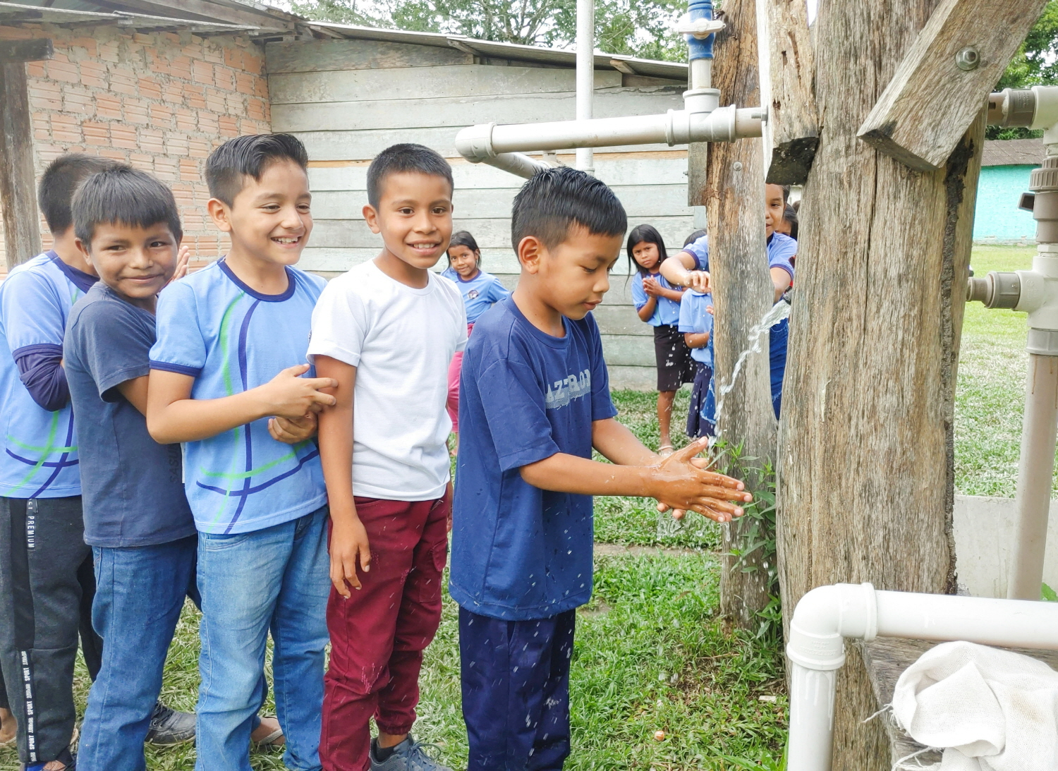 8일(현지시간) 국제위러브유가 대규모 산불로 피해를 입은 브라질 호라이마주 파라카이마 지역 아마존 원주민 마을에 물펌프 2대를 설치하며 이웃들의 일상 회복을 응원했다. 사진은 마을에 설치된 물펌프 모습.