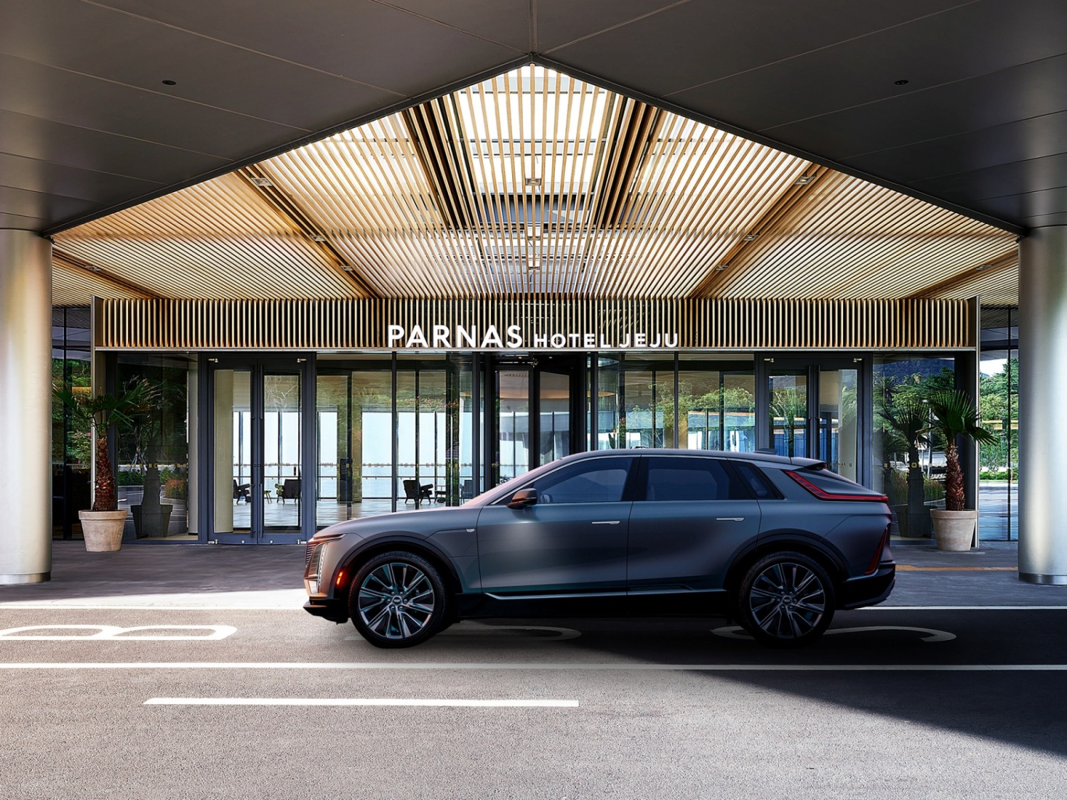 파르나스 호텔 제주, ‘캐딜락 럭셔리 드라이빙 익스피리언스’ 패키지 선봬…럭셔리 전기 SUV 경험