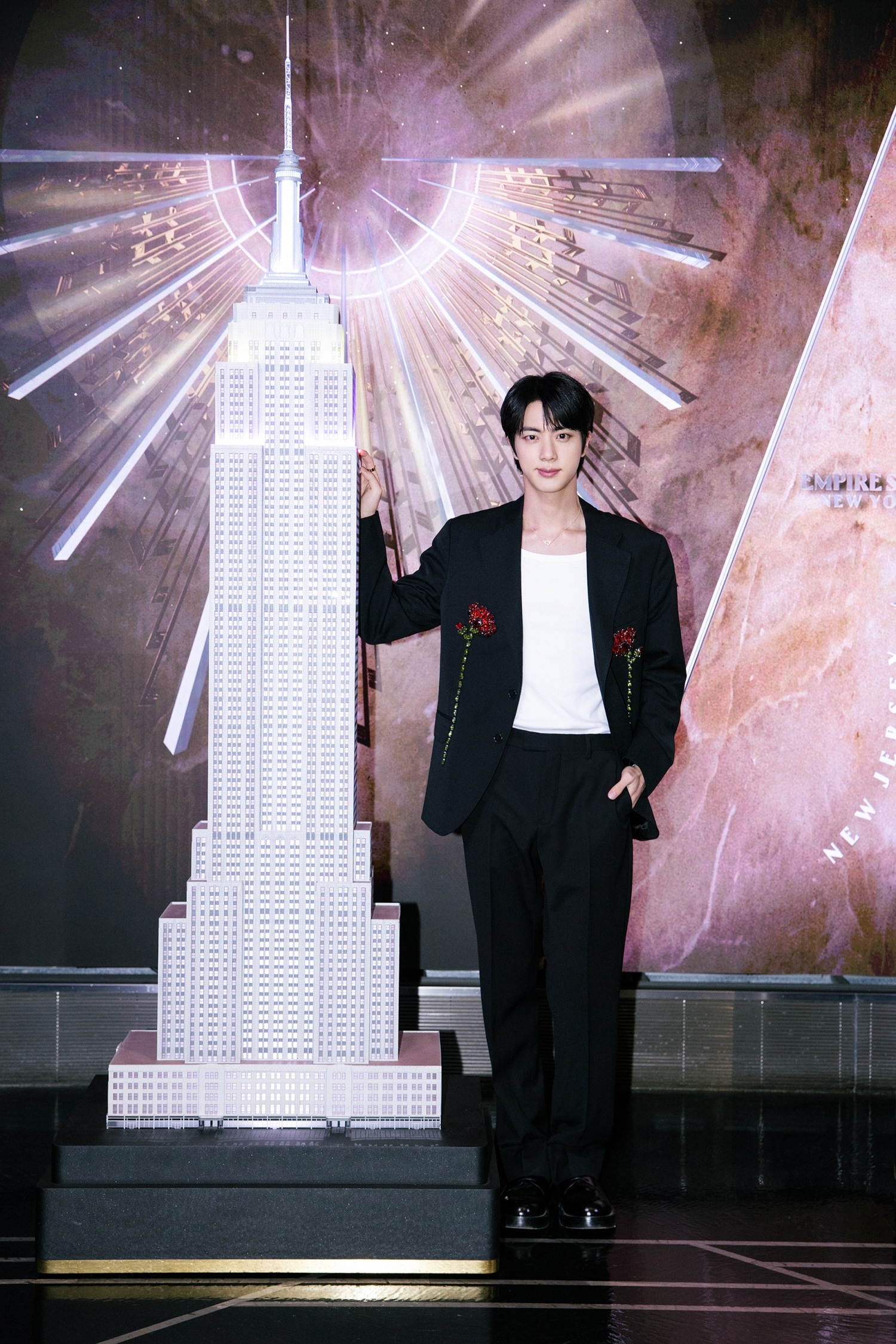 BTS 진, 미니 2집 키 컬러로 물든 뉴욕 엠파이어 스테이트 빌딩…“꿈과 메시지 울려 퍼지길”
