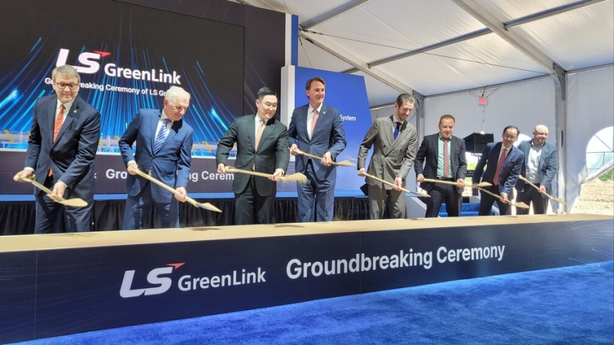 LS전선의 자회사 LS그린링크가 28일(현지시간) 미국 버지니아주 체서피크시에서 해저케이블 제조 공장 착공식을 개최했다. 구본규 LS전선 대표이사(왼쪽 셋째)와 글렌 영킨 버지니아 주지사(왼쪽 넷째) 등 관계자들이 첫 삽을 뜨고 있다.