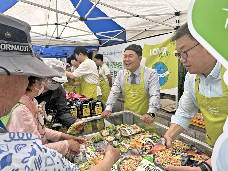 ‘행복나눔 바자회’를 찾은 지역 주민이 풀무원 제품과 업사이클링 물품을 둘러보고 있다.