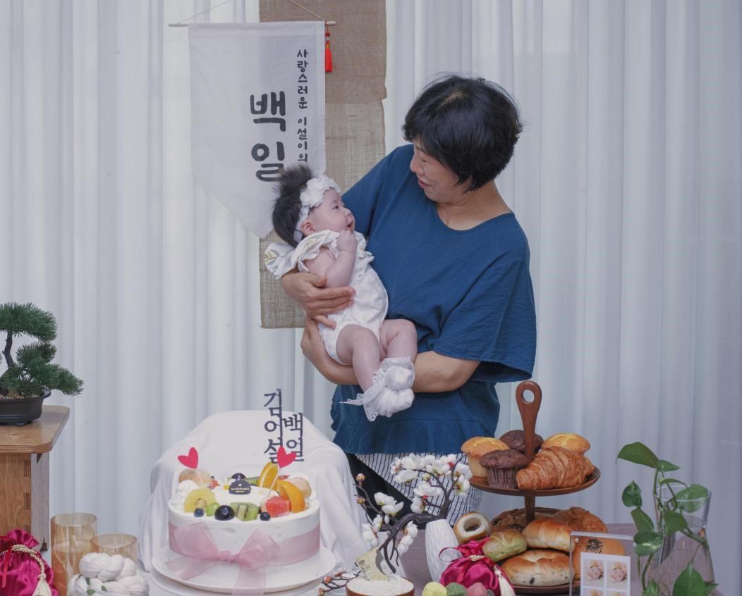 오 씨 자녀가 할머니와 사진을 찍은 모습