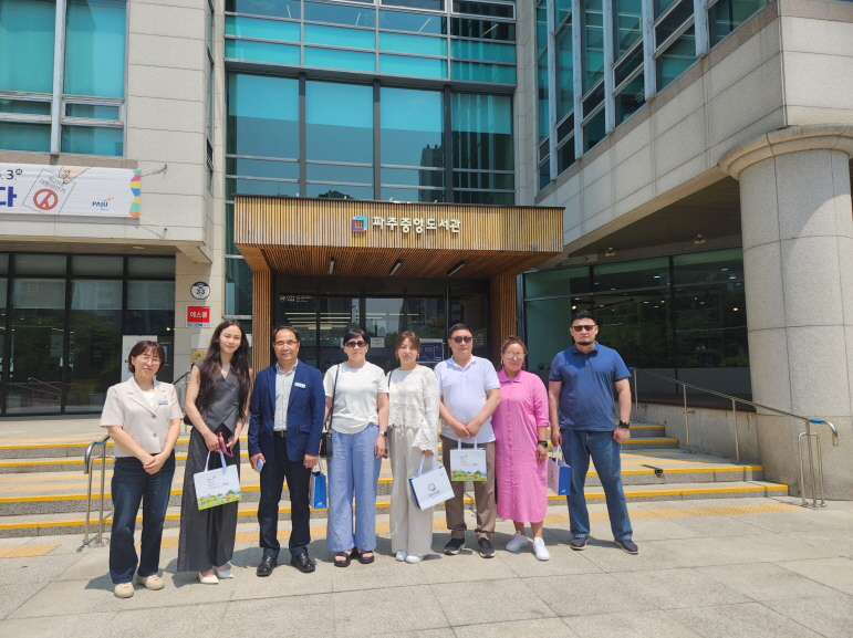 몽골 울란바토르 시립도서관장과 관리자 등