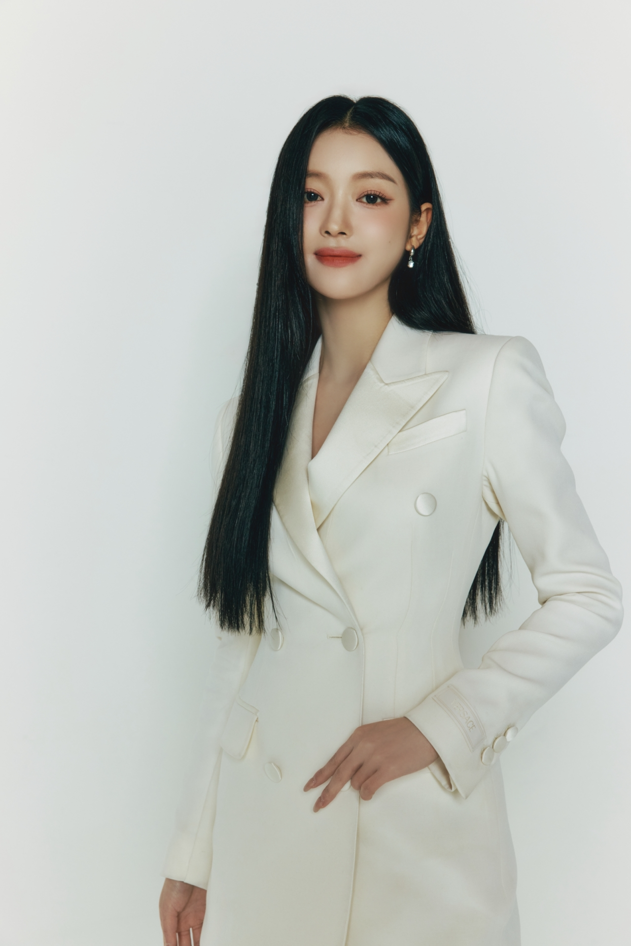 오마이걸 유아, 사람엔터테인먼트와 전속계약 체결…영화 ‘프로젝트Y’(가제)로 배우 데뷔 앞둬