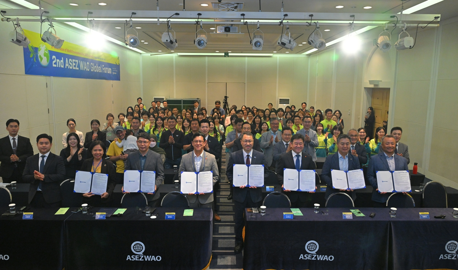 제주에서 4일 열린 '제2회 ASEZ WAO 글로벌 포럼'에 참여한 국내외 각계 인사들이 '플라스틱 오염 종식을 위한 ASEZ WAO 2040 플라스틱 프리 캠페인 지지서명서'에 사인하며, 청년들의 활동을 응원했다.