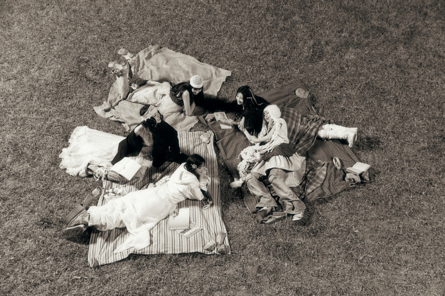 아일릿, 미니 3집 ‘STAR BOMB’ 버전 콘셉트 포토 공개…깊은 눈빛+보헤미안 스타일링