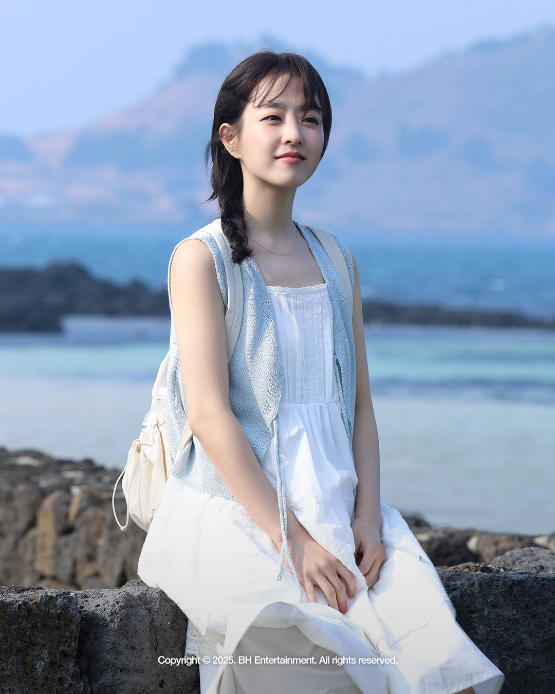 박보영, 푸른 바다 배경으로 청초하고 맑은 매력 발산