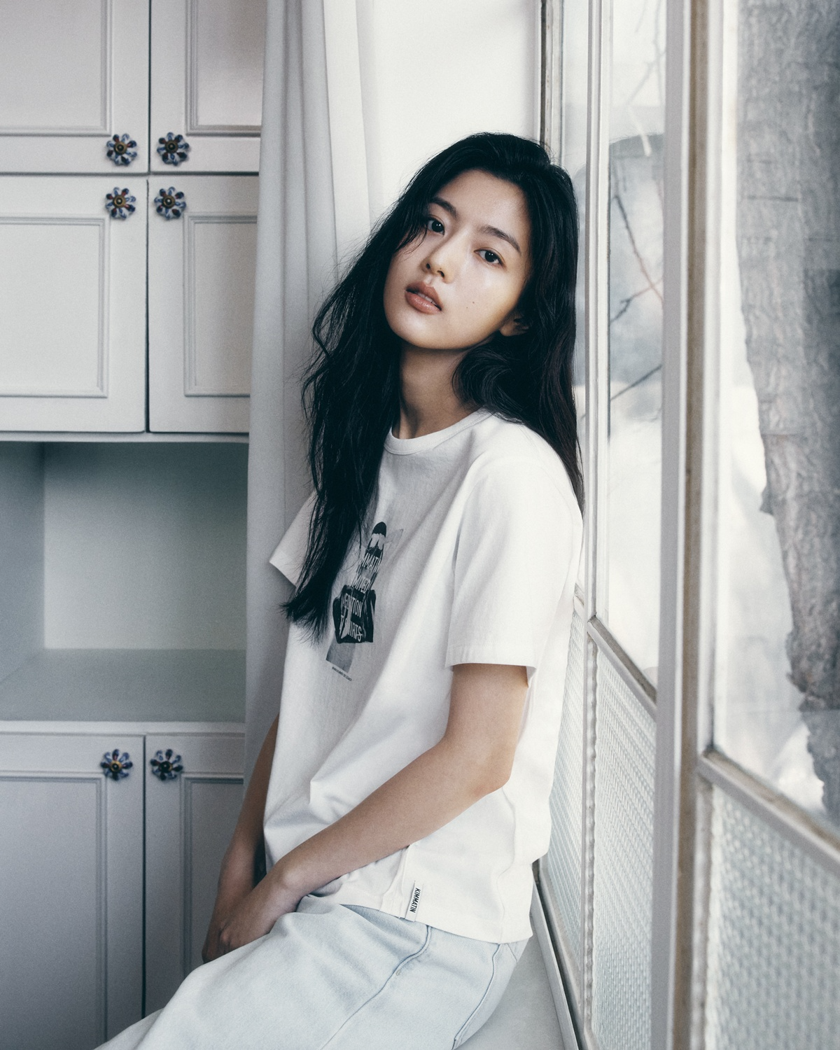 신은수, 모던하고 담백한 무드 돋보이는 화보 같은 프로필 공개