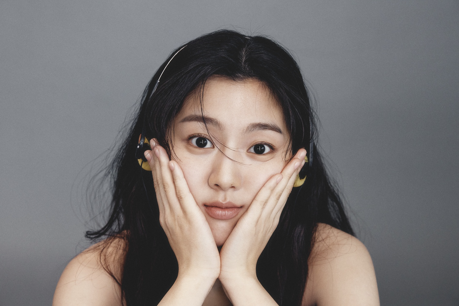 신은수, 모던하고 담백한 무드 돋보이는 화보 같은 프로필 공개