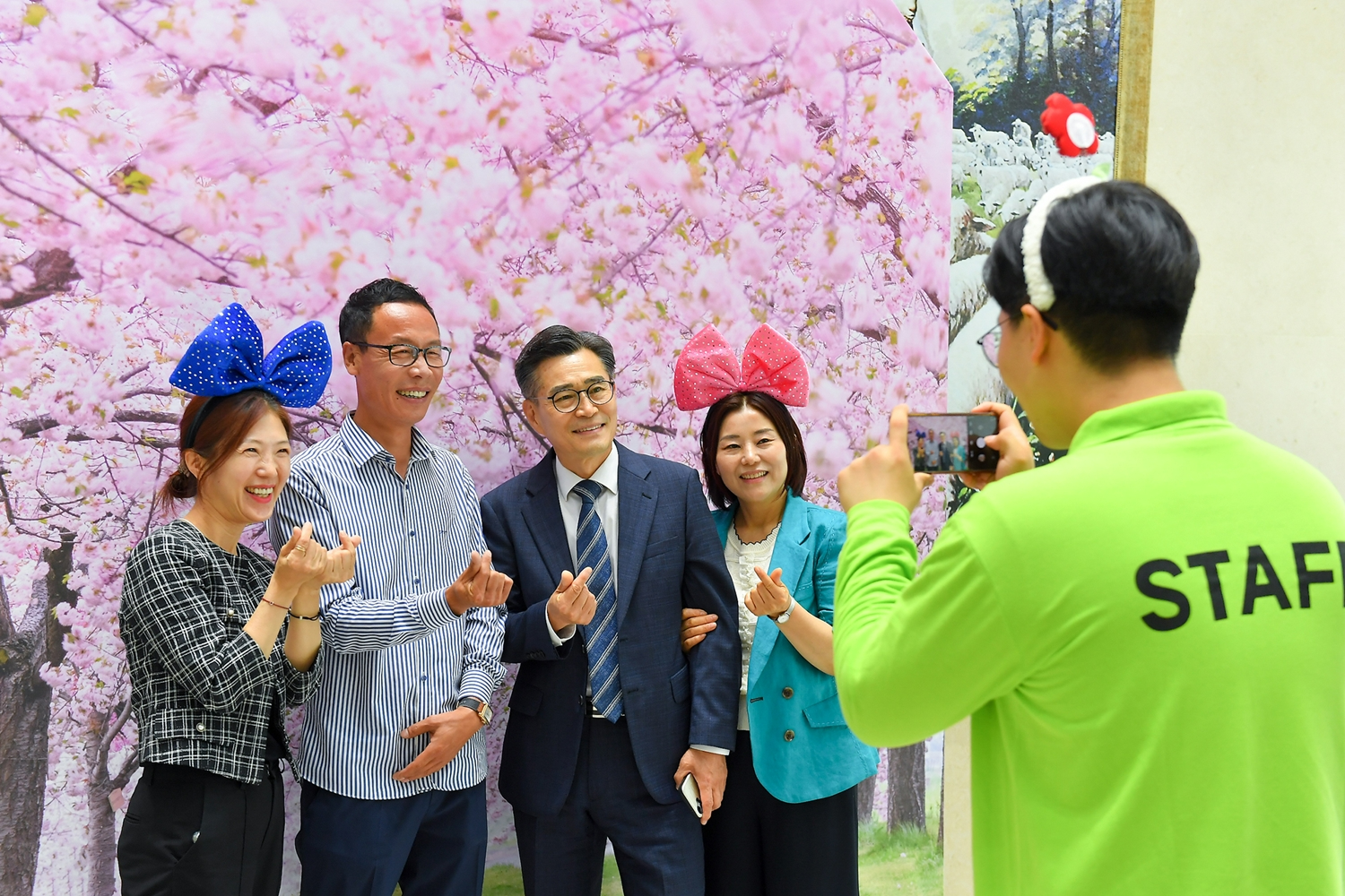 '제10회 성경 웨비나' 참석자들이 행사장에 마련된 포토존에서 가족, 친구, 지인과 함께 아기자기한 소품을 착용하고 사진을 찍으며 행복한 시간을 보냈다.