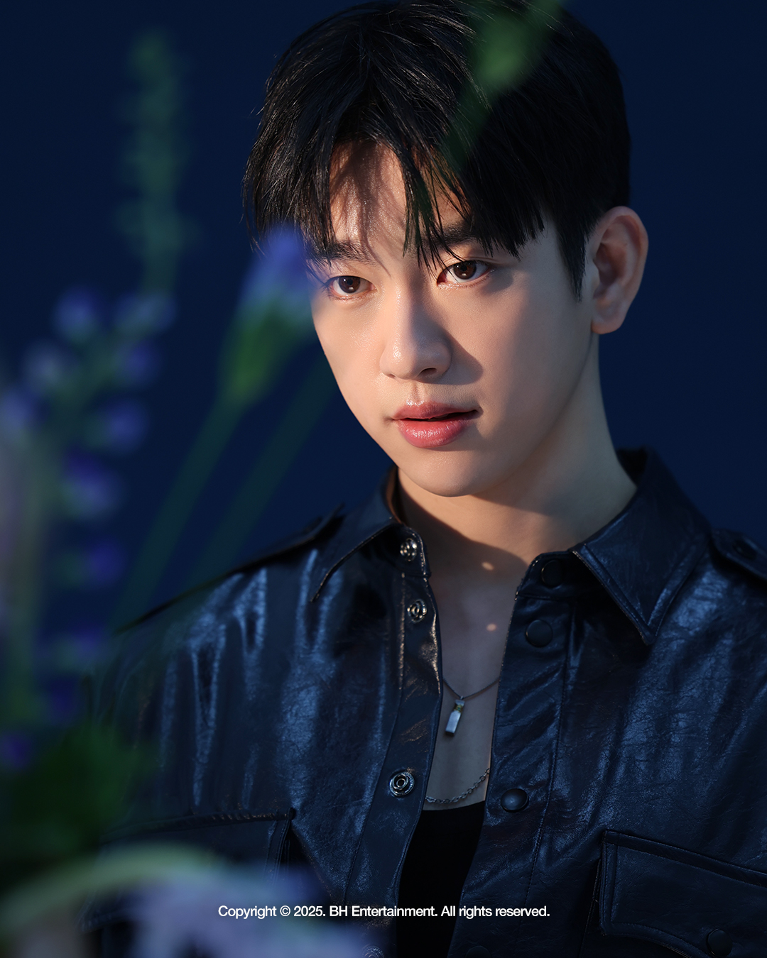 박진영, ‘호수’ 같은 눈빛 담은 화보 비하인드컷 공개