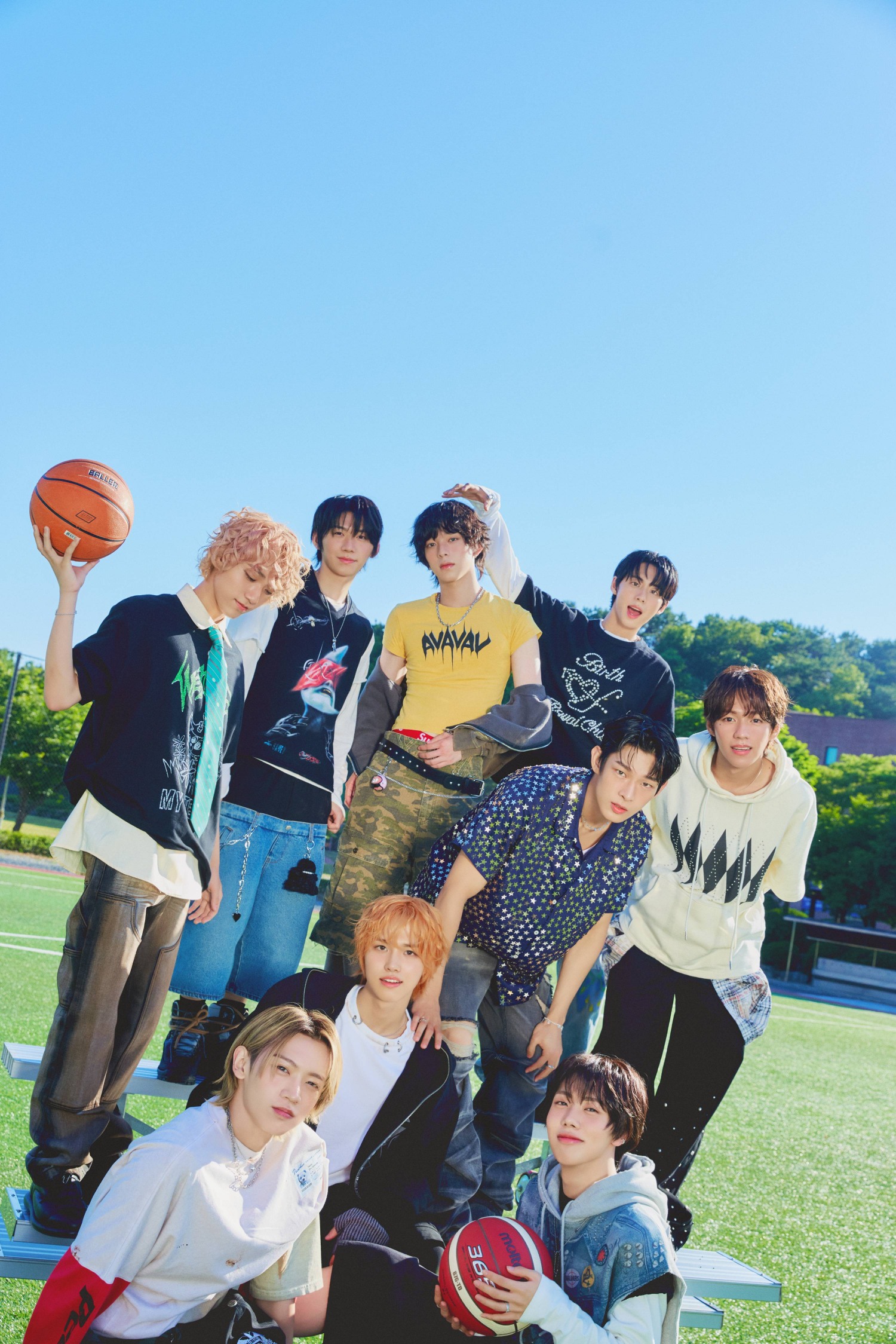 아홉(AHOF), 데뷔앨범 첫 포토 공개…스트릿하고 자유분방한 에너지