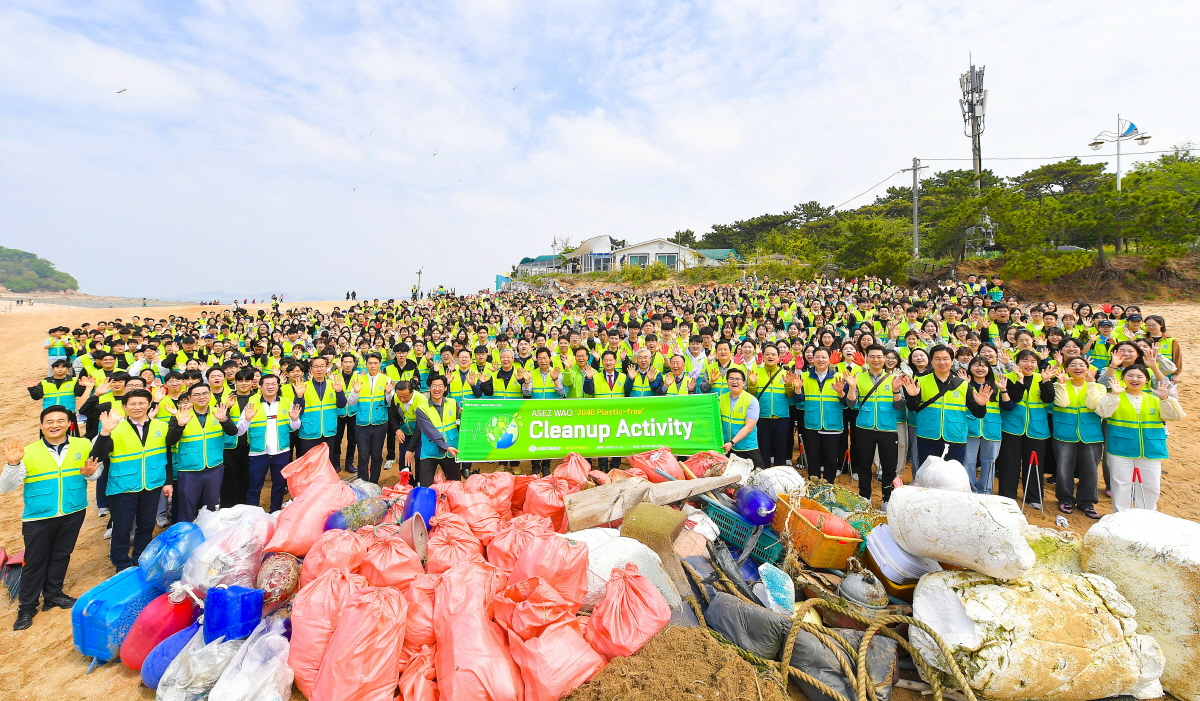 ASEZ WAO 회원들이 지난달 21일 인천 실미해수욕장에서 '2040 Plastic-free' 정화활동을 펼쳐 해양쓰레기 100㎏과 플라스틱 80㎏을 수거했다.
