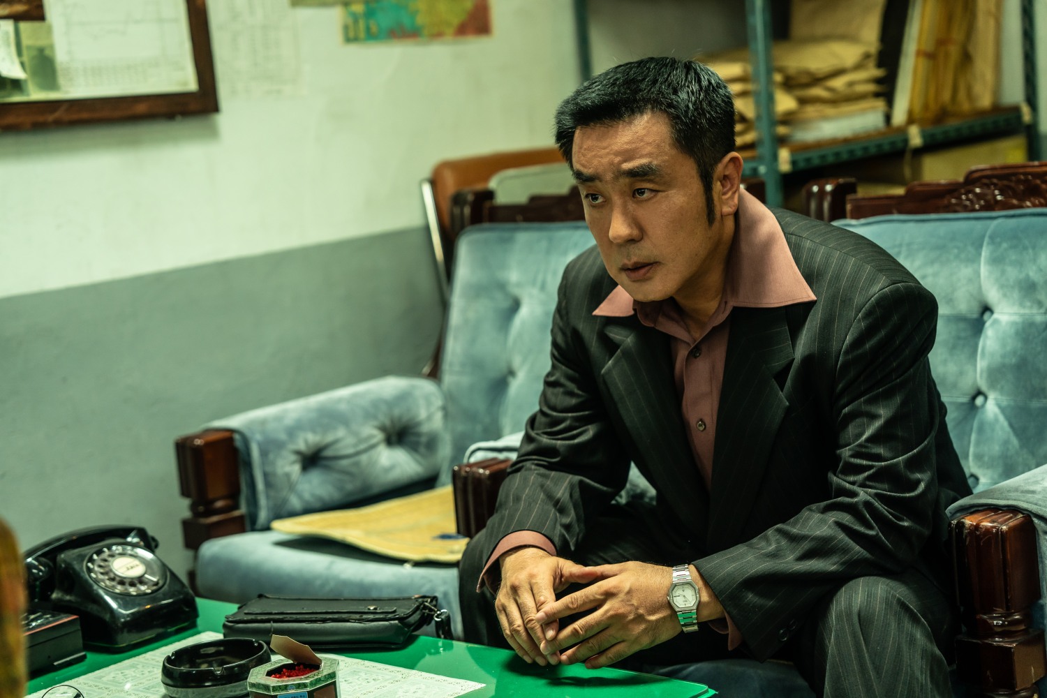 ‘파인: 촌뜨기들’ 류승룡, 촌뜨기들의 리더로 파격 변신…돈 되는 판이면 물불 안 가리고 돌진하는 오관석 캐릭터 스틸 공개