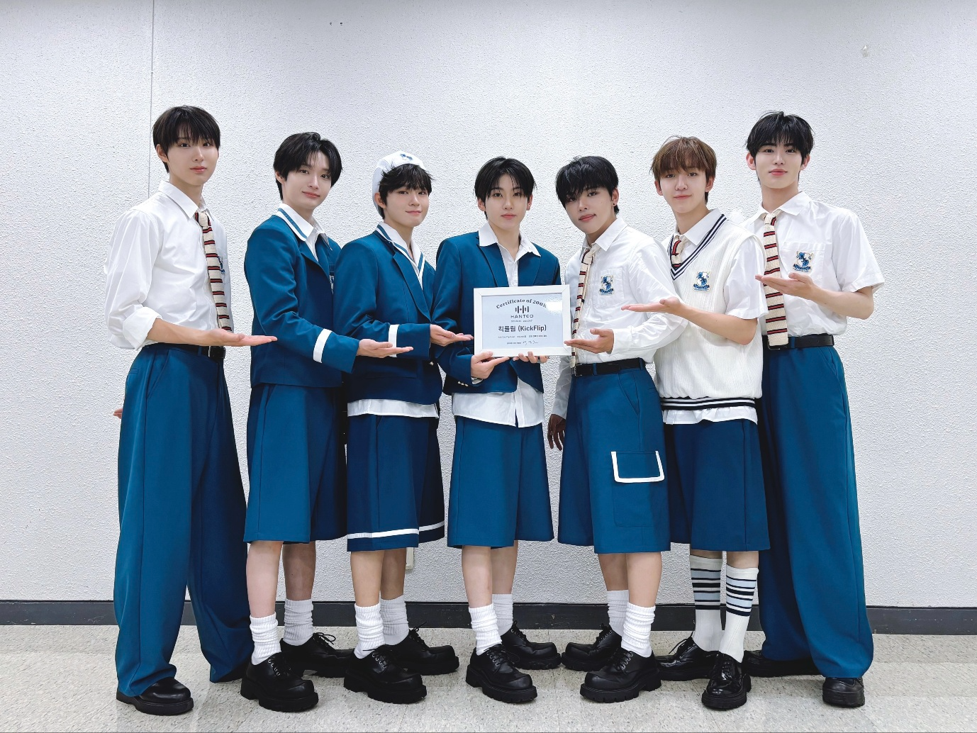 킥플립, 미니 2집으로 두 번째 한터차트 초동 인증패 수상…‘커리어 하이’