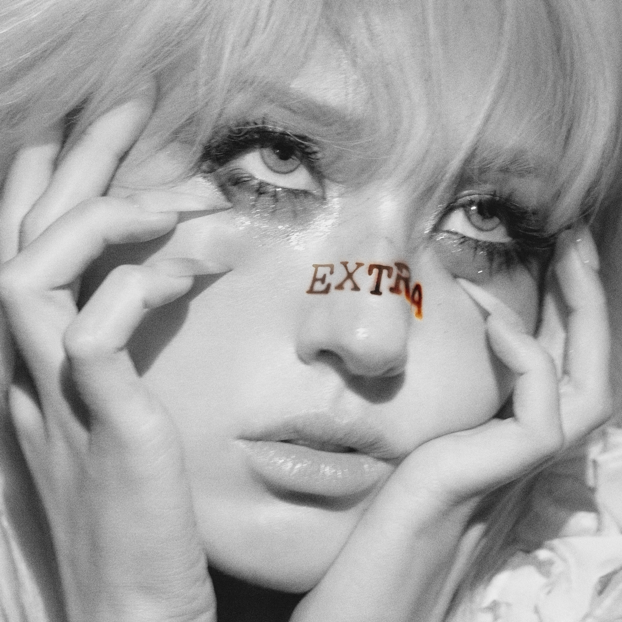 전소미, 새로운 콘셉트에 이목 집중… 눈길을 사로잡는 ‘엑스트라’ 커버 이미지 공개