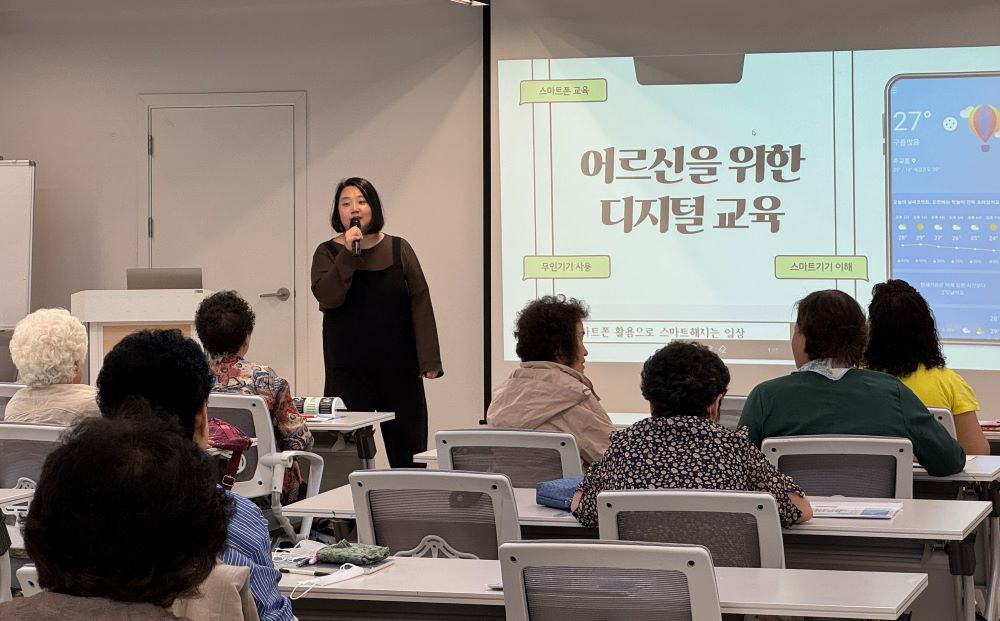 천안시가 운영하는‘실버 스마트폰 교육’현장(사진=천안시 제공)