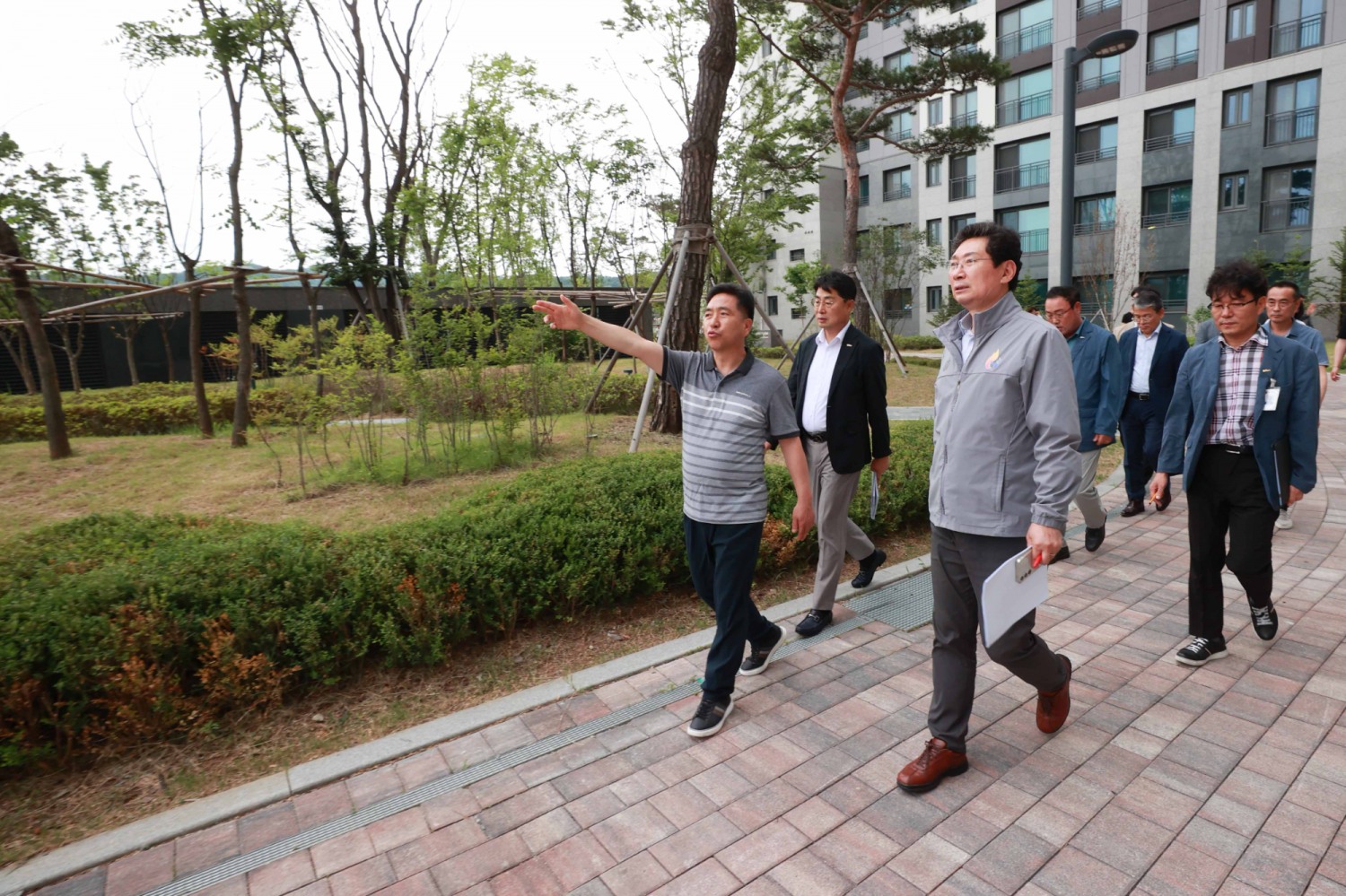 신축 아파트 주민들과 대화