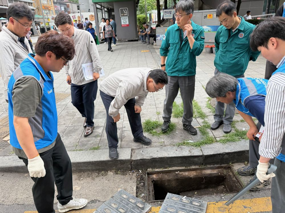 서울시 김성보 행정2부지사가 중구에서 빗물받이 현장점검을 실시하고 있다.(사진=서울시청 제공)