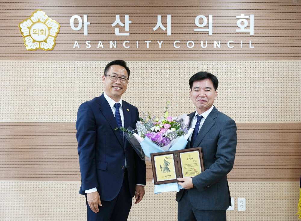 아산시의회 홍성표 의장이 조일교 부시장에게 감사패를 증정했다. (아산시의회 제공)
