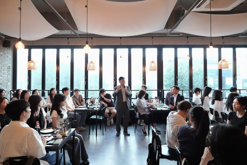 청년들과 허심탄회한 대화