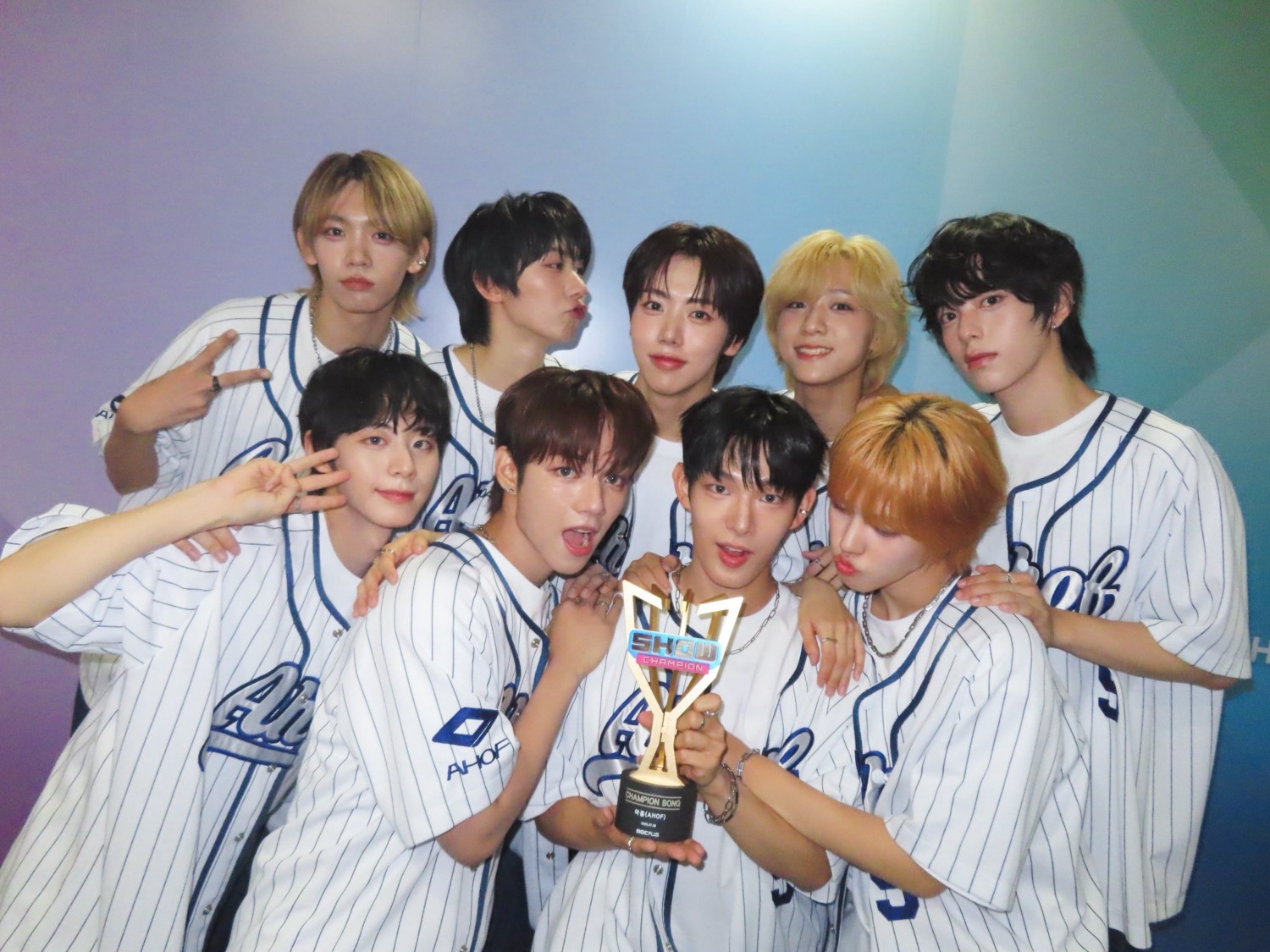 아홉(AHOF), 음악방송 2관왕 등극⋯거침없는 1위 행진