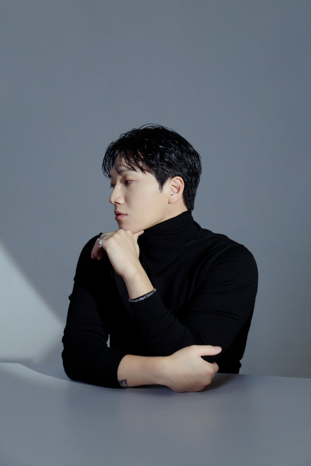 김필, 새 프로필 공개…성숙해진 아티스트 면모