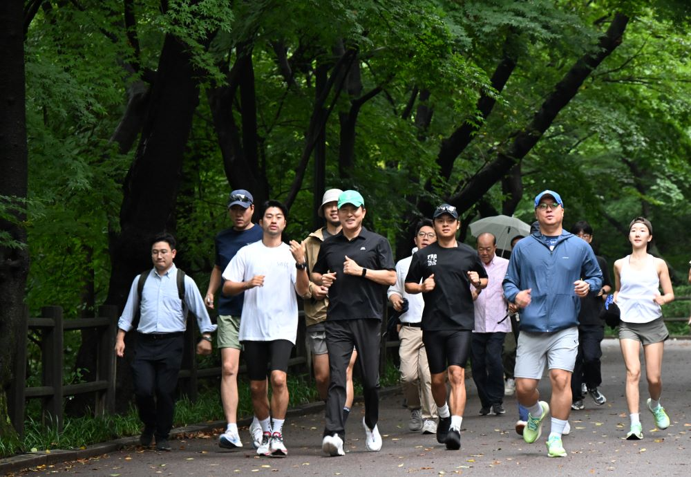 오세훈 서울시장이 '아침현장소통' 첫 날인 15일(화) 오전 시민과 함께 남산 북측순환로를 달리고 있다. 오 시장은 이날 국립극장~중부공원여가센터 2km 구간을 달리고 남산 샤워장을 점검했다. (사진=서울시청 제공)