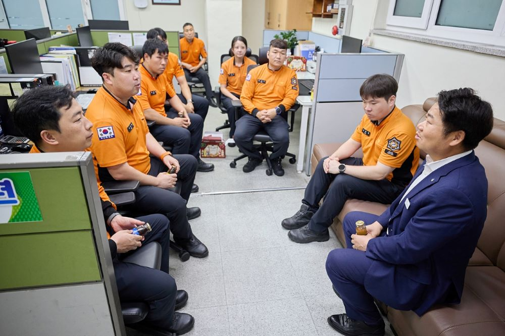 오세현 아산시장이 시민 안전 위해 헌신하는 경찰,소방공무원들을 방문해 격려했다.(아산시 제공)