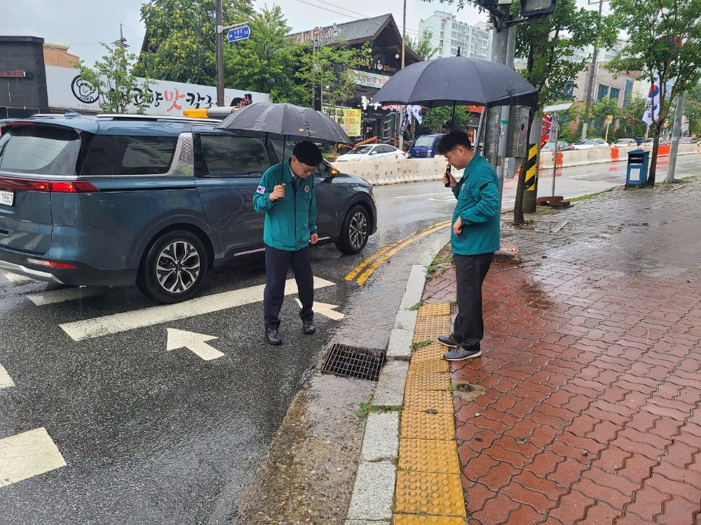 전병관 아산시 행정안전체육국장이 16일 빗물받이 및 공사현장을 점검하고 있다.