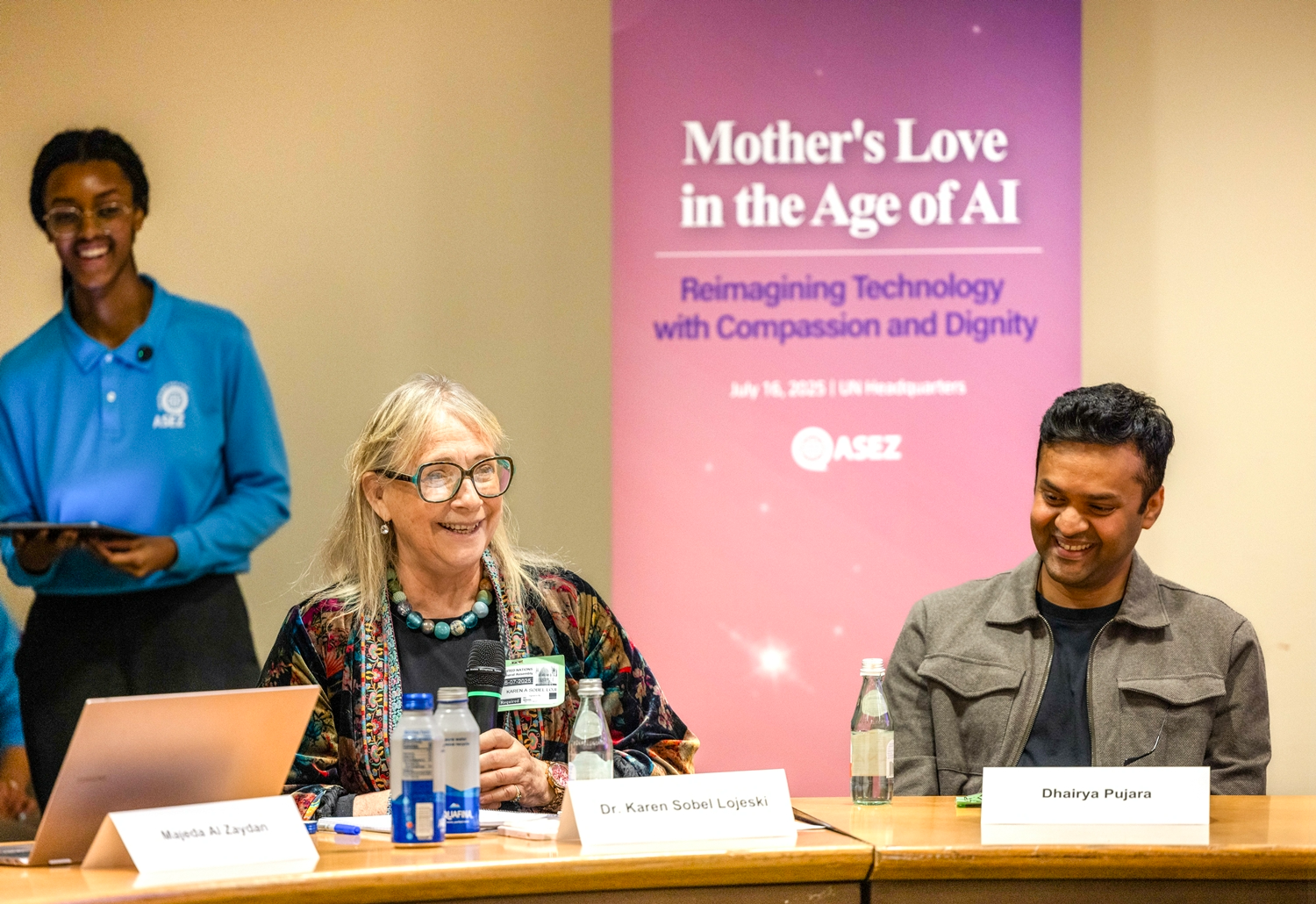ASEZ가 개최한 'AI 시대의 어머니 마음' 포럼 패널토론에서 청년 리더들과의 대화에 나선 카렌 소벨 로예스키 박사는 AI 개발 과정에서 '어머니의 마음'을 담는 것이 필요하다고 말하며, 공감 능력의 중요성을 강조했다.