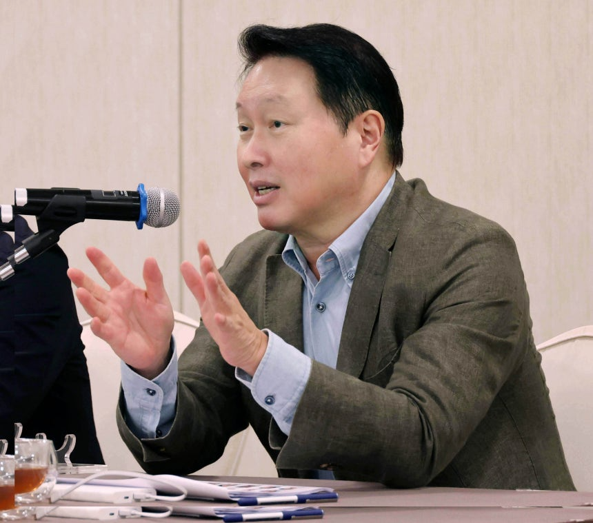 최태원 대한상공회의소 회장이 지난 17일 경북 경주에서 열린 ‘대한상의 하계포럼' 기자간담회에서 발언하고 있다. 대한상의는 16일 경주 라한셀렉트 호텔에서 3박4일 일정으로 '제48회 대한상의 하계포럼'을 개최했다. 대한상의 제공