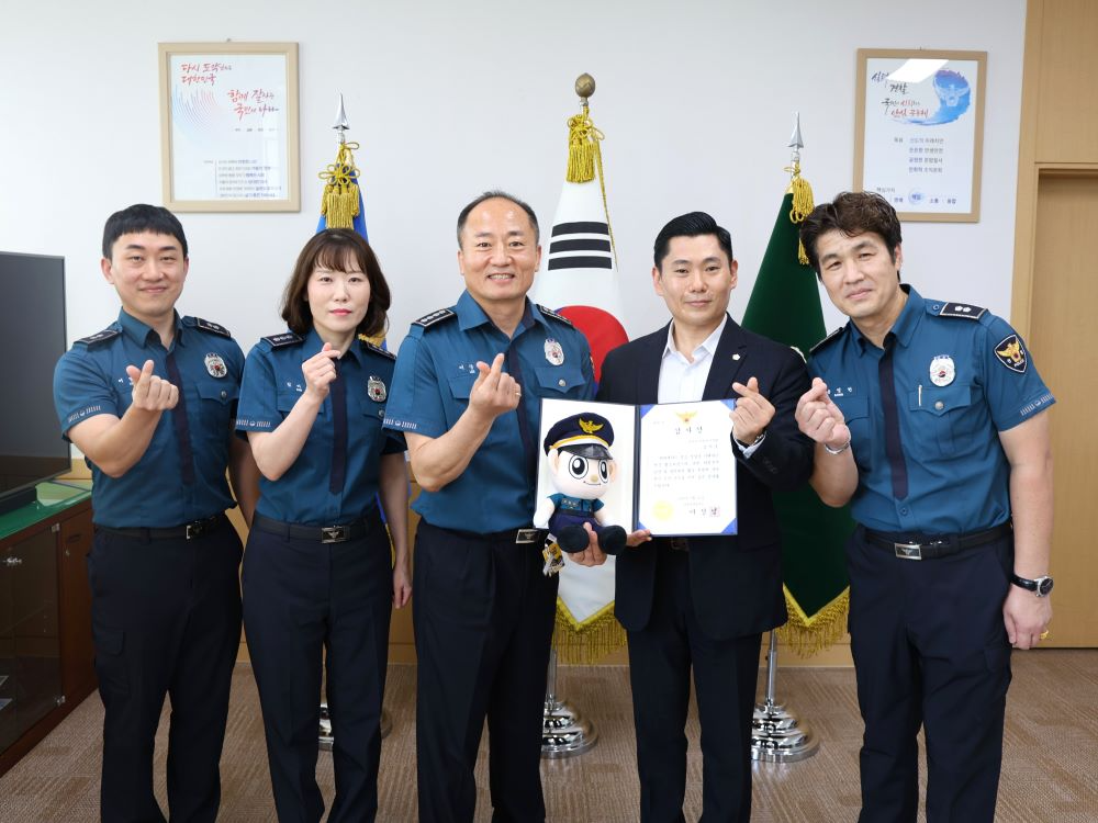 의정부시의회 김지호 의원이 의정부경찰서로부터 감사장을 전달받았다.(의정부시의회 제공)