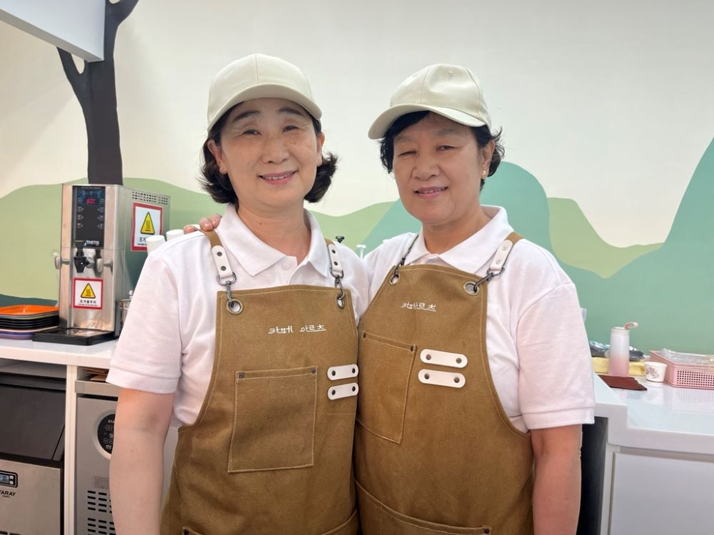 의정부시니어클럽 노인일자리공동체사업인 카페아르츠 2호점이 개소소식을 알렸다.(의정부시청 제공)