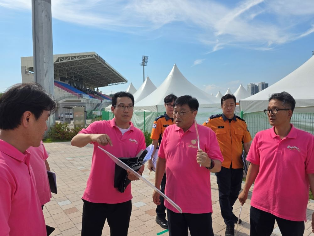 이승원 세종시 경제부시장이 제23회 조치원복숭아 축제를 앞두고 추진상황 점검에 나섰다.(세종시청 제공)