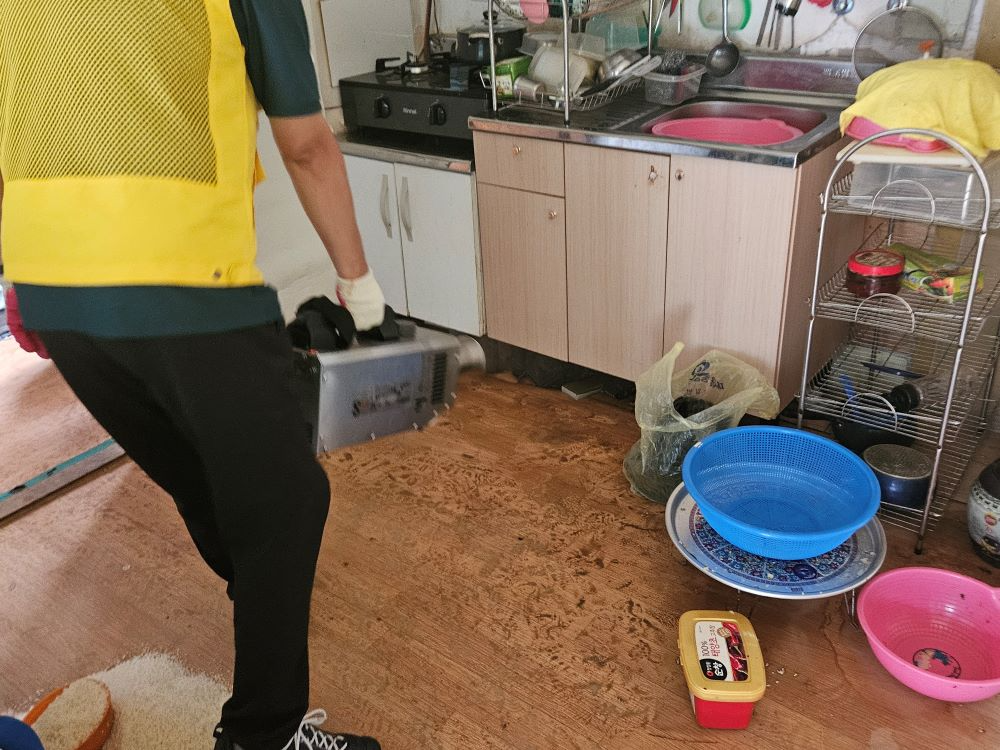 천안시 감염병대응센터가 이번 폭우로 인한 침수지역에 감염병예방을 위해 방역을 실시했다.