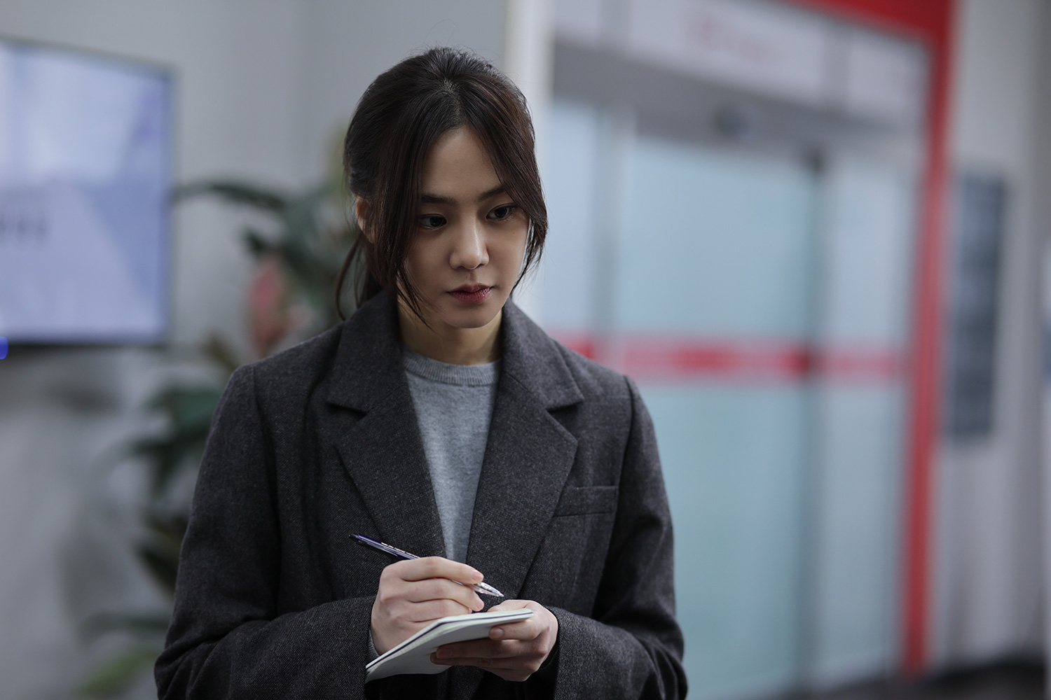 ‘온리 갓 노우즈 에브리띵’ 한지은, 강력계 형사로 스크린 컴백…카리스마 스틸 2종 공개