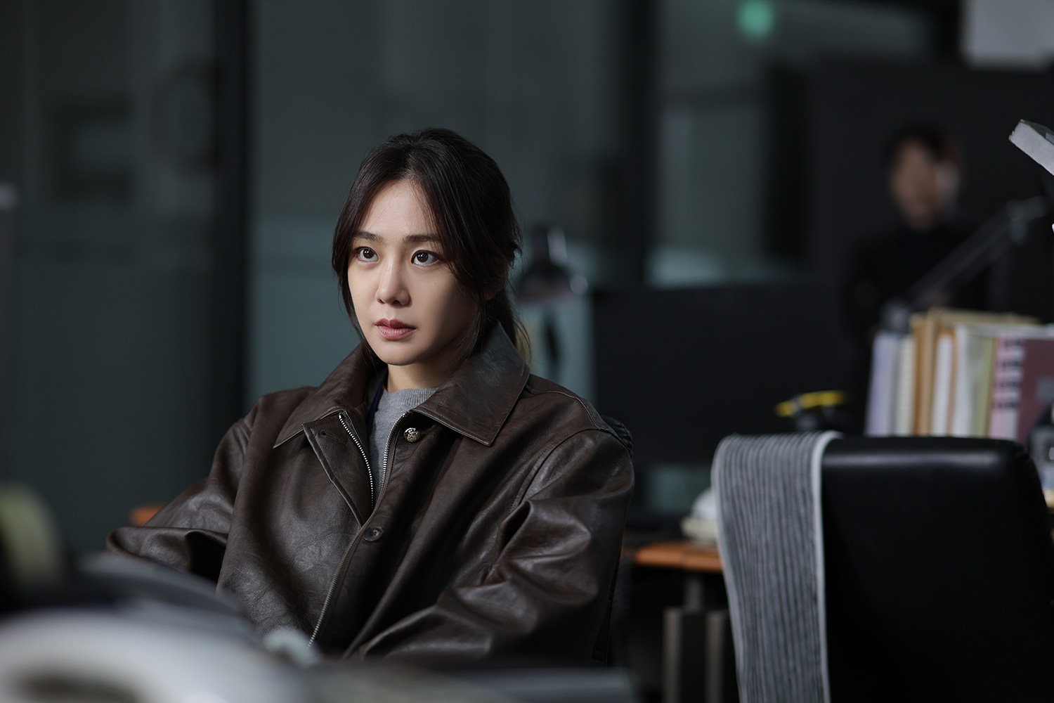 ‘온리 갓 노우즈 에브리띵’ 한지은, 강력계 형사로 스크린 컴백…카리스마 스틸 2종 공개