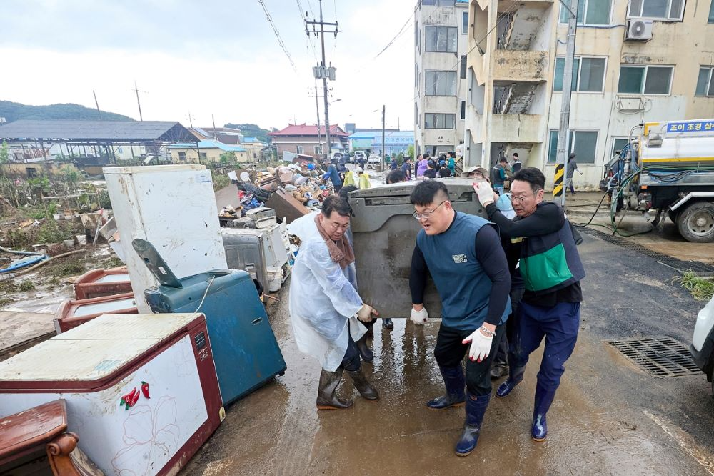 지난 19일 아산시청 공무원들이 수해 복구를 돕는 현장사진(아산시청 제공)