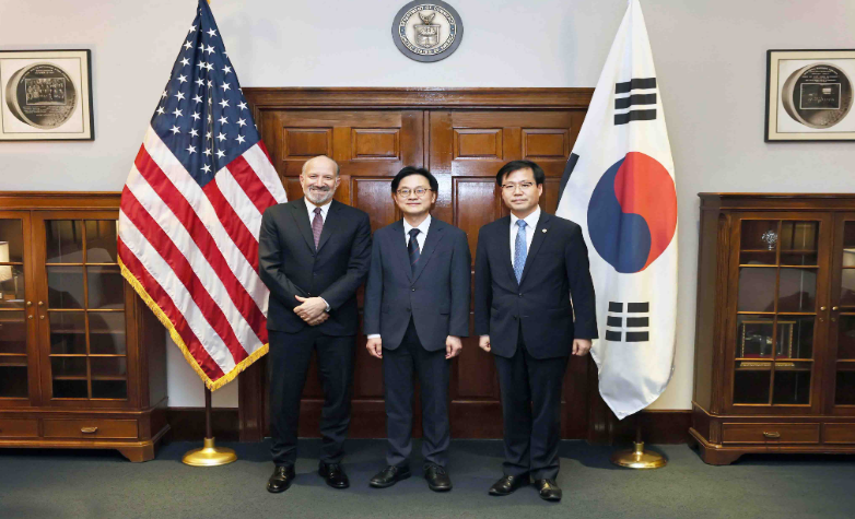 사진: 현지시간 24일 워싱턴에서 러트닉 미국 상무장관과 만난 김정관 산업장관, 여한구 통상교섭본부장