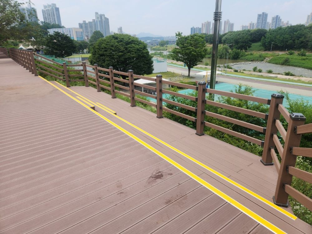 구리시가 민선8기 공약사업중 왕숙천 제방 내 관망 산책로(데크) 조성사업 준공소식을 알렸다.