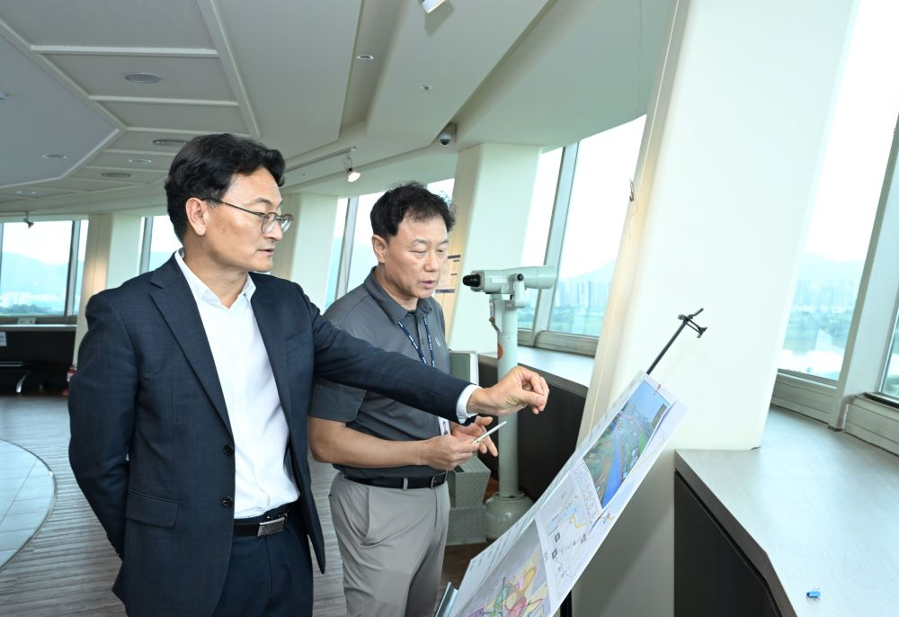 엄진섭 구리 부시장이 구리토평2 공공주택지구 조성사업 예정부지를 바라보고 있다.(구리시 제공)