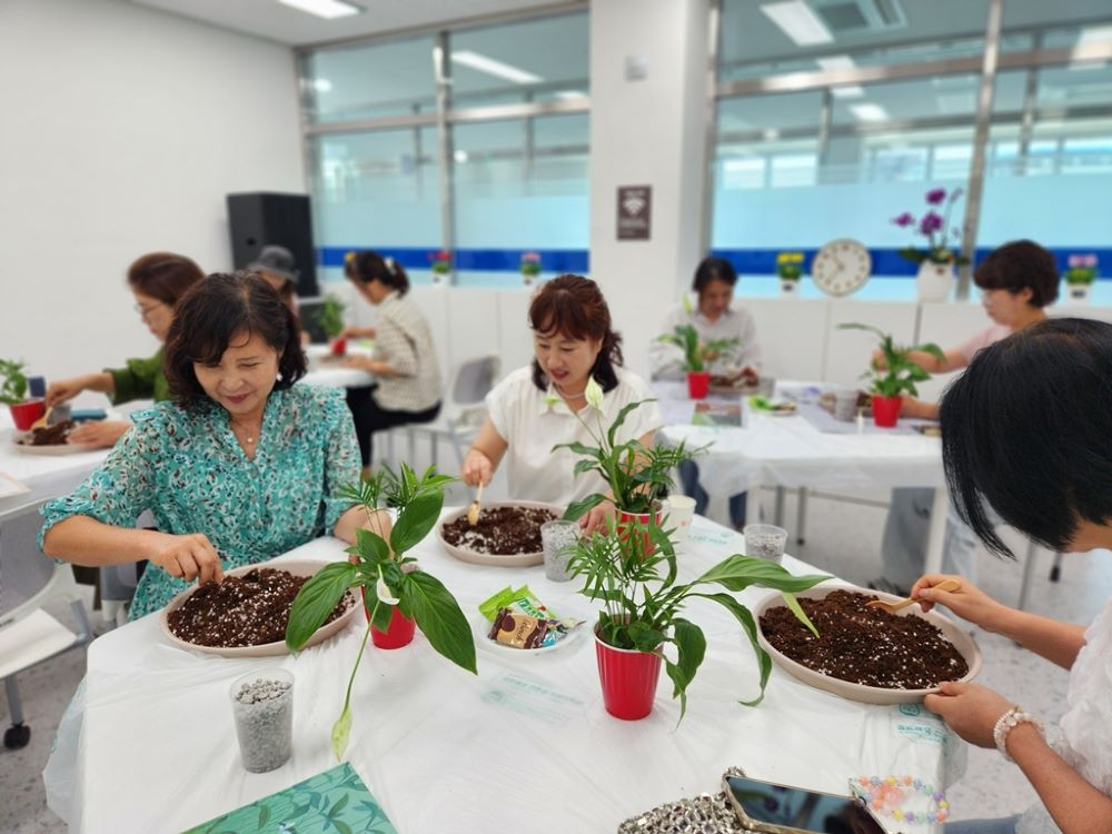 의정부시가 돌봄 종사자들을 위해‘문예숲에서 마음힐링’ 프로그램을 진행했다.(의정부시 제공)